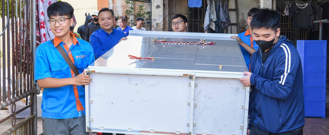 Đoàn viên, thanh niên tiếp sức người dân di dời phục vụ sân bay Gia Bình