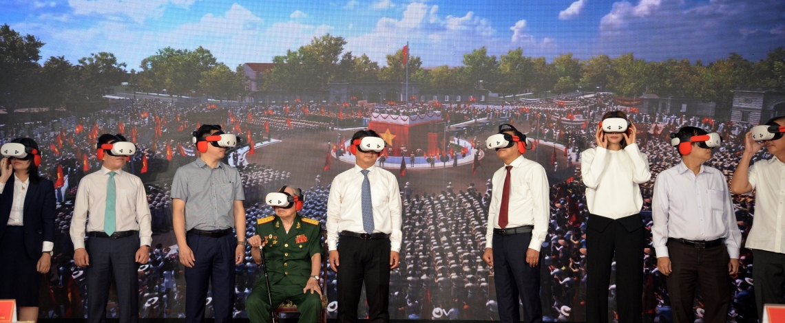 Dòng người xếp hàng trải nghiệm "Trở về thời khắc thiêng liêng" tại Dinh Độc Lập