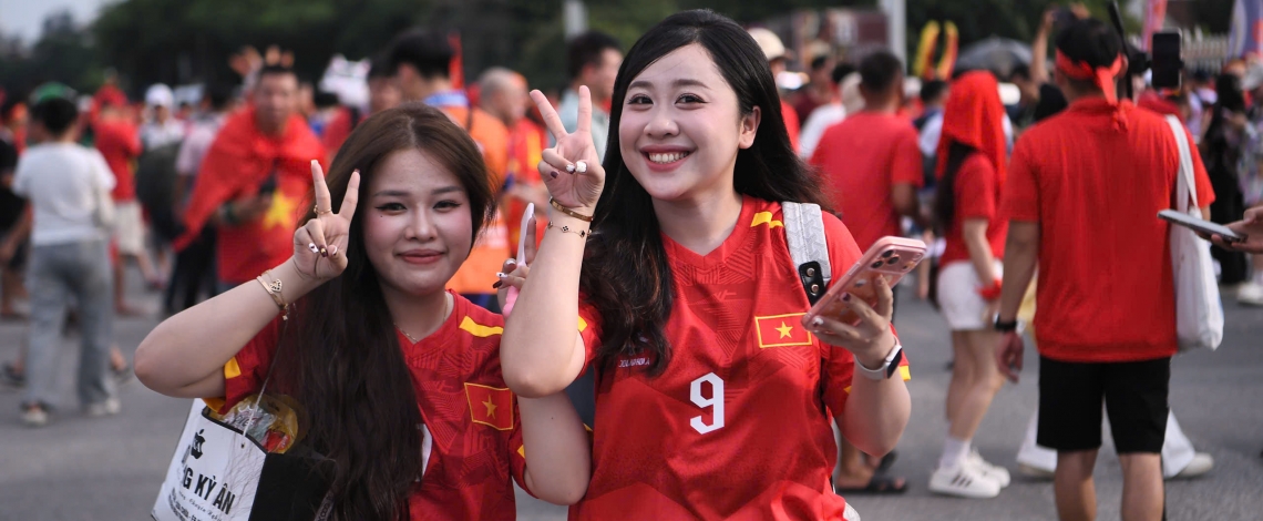 CĐV mở hội, xếp hàng vào sân xem chung kết lượt về ASEAN Cup Việt Nam vs Thái Lan