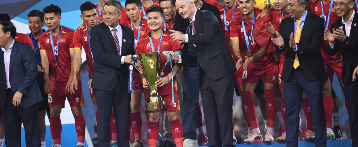 Khoảnh khắc Chủ tịch FIFA trao cúp vô địch ASEAN Cup 2026 cho ĐT Việt Nam