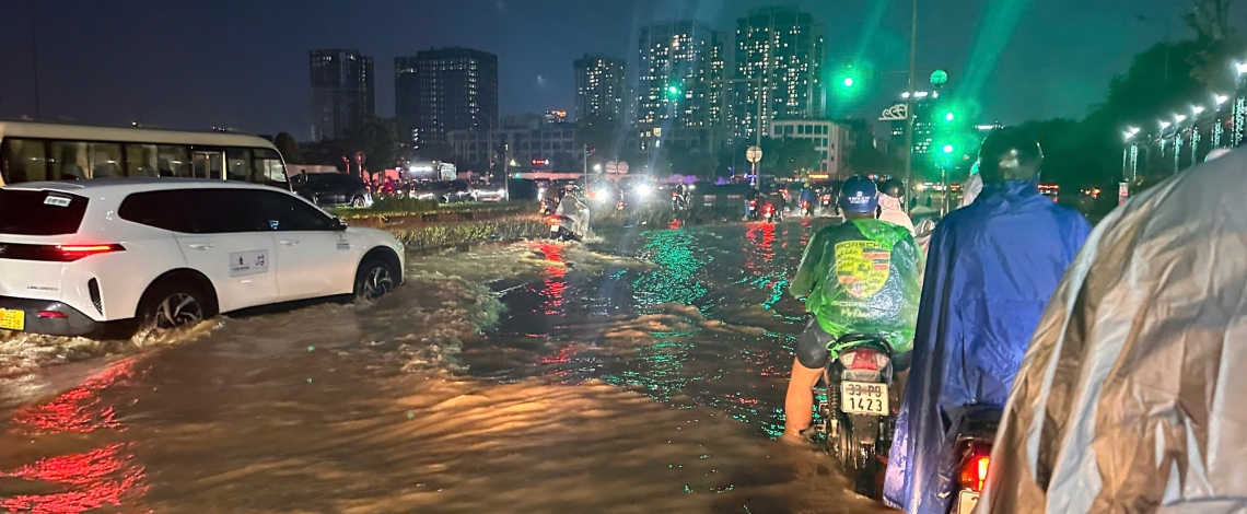 Hà Nội ngập cục bộ sau mưa lớn, giao thông chật vật giờ tan tầm