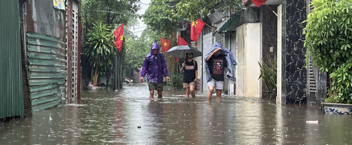 Mưa lớn từ đêm đến sáng, nhiều tuyến phố Hà Nội ngập, tắc