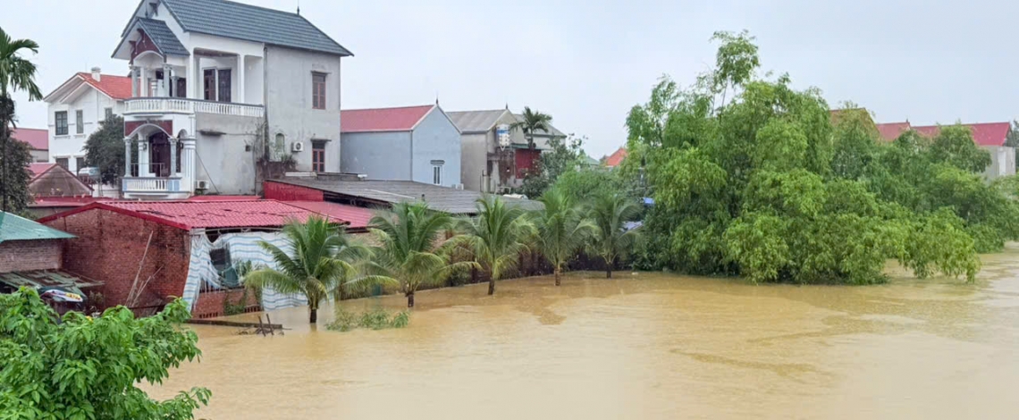 Nước sông Bùi dâng cao, người dân ngoại thành Hà Nội chật vật chống ngập
