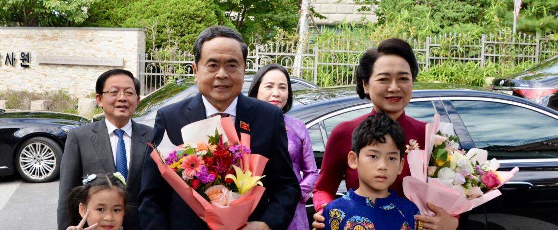 Chủ tịch Quốc hội Trần Thanh Mẫn thăm Đại sứ quán Việt Nam tại Hàn Quốc