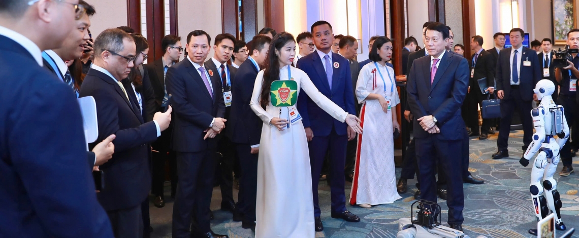 Độc đáo Robot tuần tra, an ninh giám sát trong triển lãm của C06, Bộ Công an