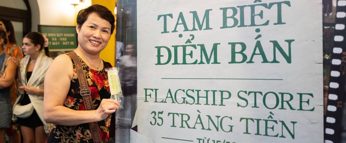Người dân đội mưa, xếp hàng mua kem số 35 Tràng Tiền trước ngày đóng cửa