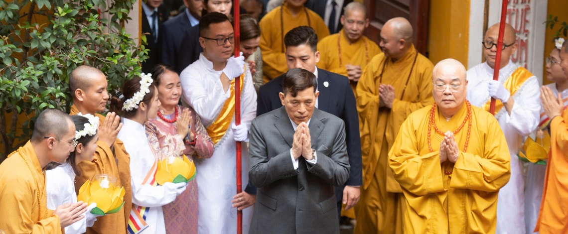 Nhà vua Thái Lan và Hoàng hậu dự lễ cầu an tại chùa Quán Sứ