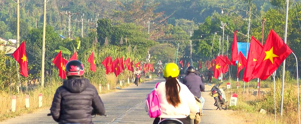 Sắc cờ Tổ quốc rực đỏ từ phố thị đến biên cương Lâm Đồng