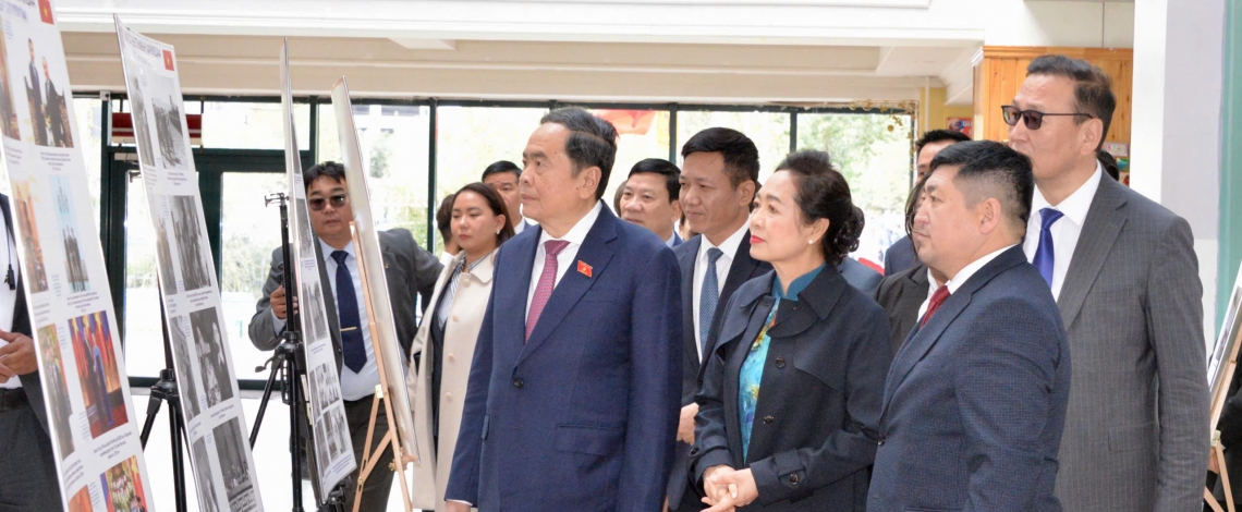Chủ tịch Quốc hội và Phu nhân thăm trường mang tên Chủ tịch Hồ Chí Minh ở Mông Cổ