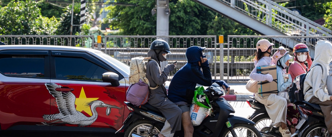 Hết nghỉ lễ 2/9, người dân mệt mỏi vì nắng nóng trên đường trở lại Hà Nội