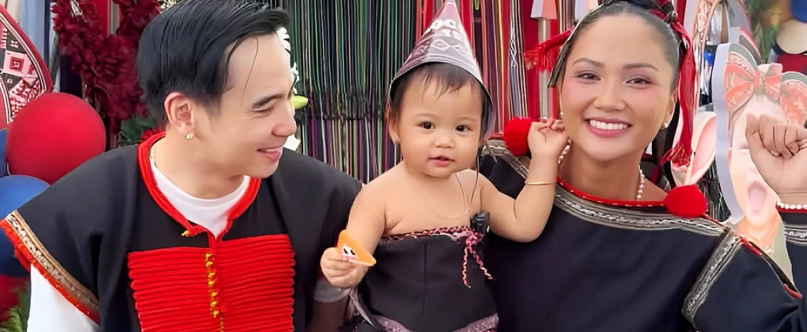 Sao Việt 18-9: H'Hen Niê đãi 81 mâm cỗ mừng thôi nôi con gái