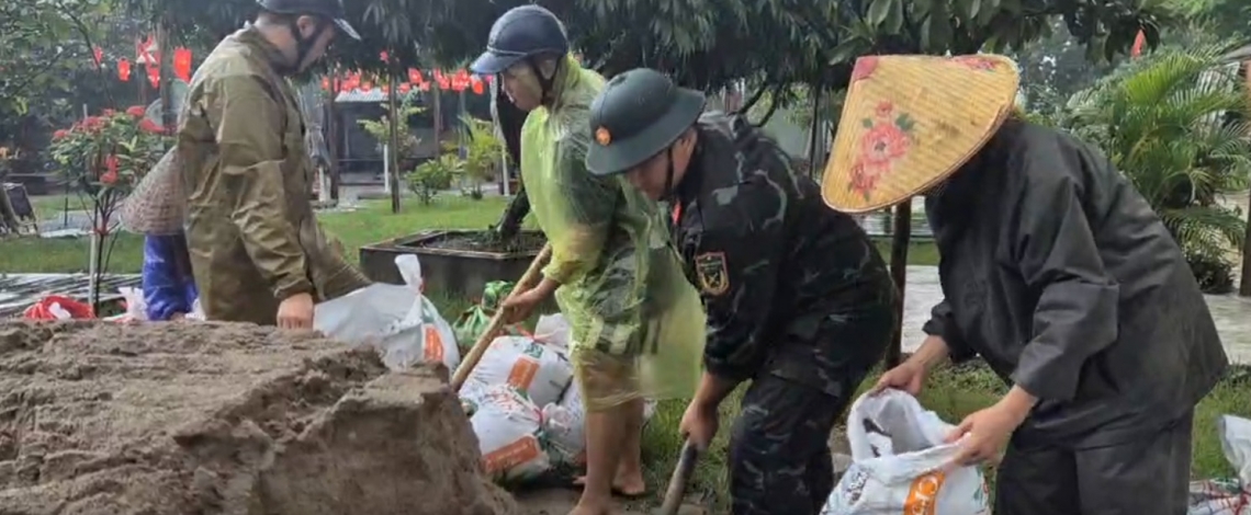 Nước sông Bùi ở Hà Nội lên cao, hàng trăm quân với dân đội mưa gia cố đê chống lũ