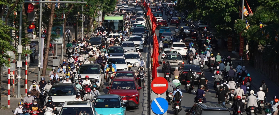 Ô tô dàn hàng, xe máy leo vỉa hè ngày đầu đi làm sau kỳ nghỉ lễ