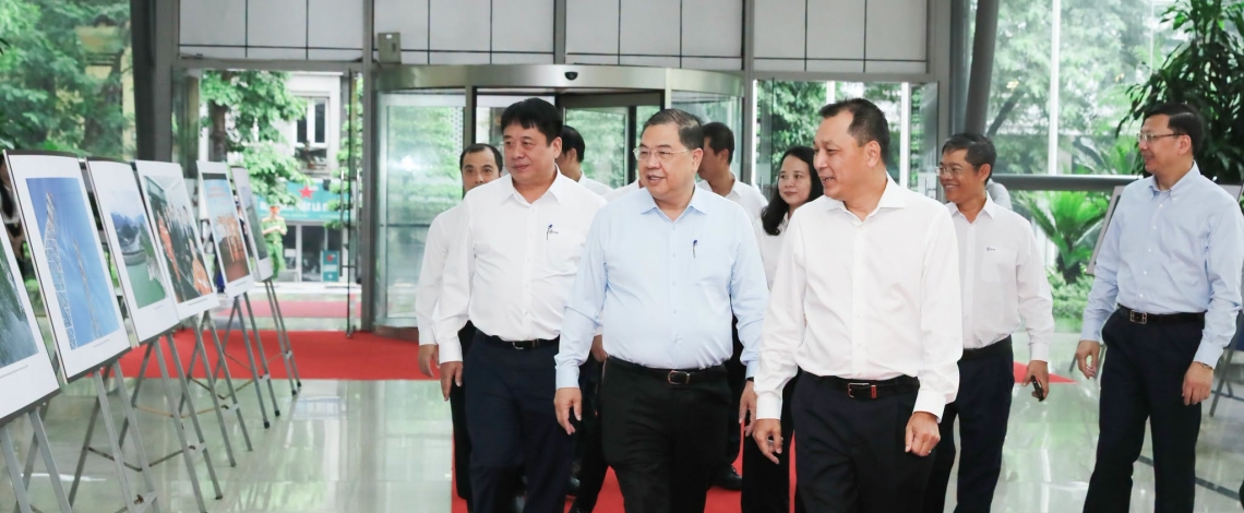 Phó Thủ tướng Thường trực Phạm Gia Túc thăm, làm việc tại EVN