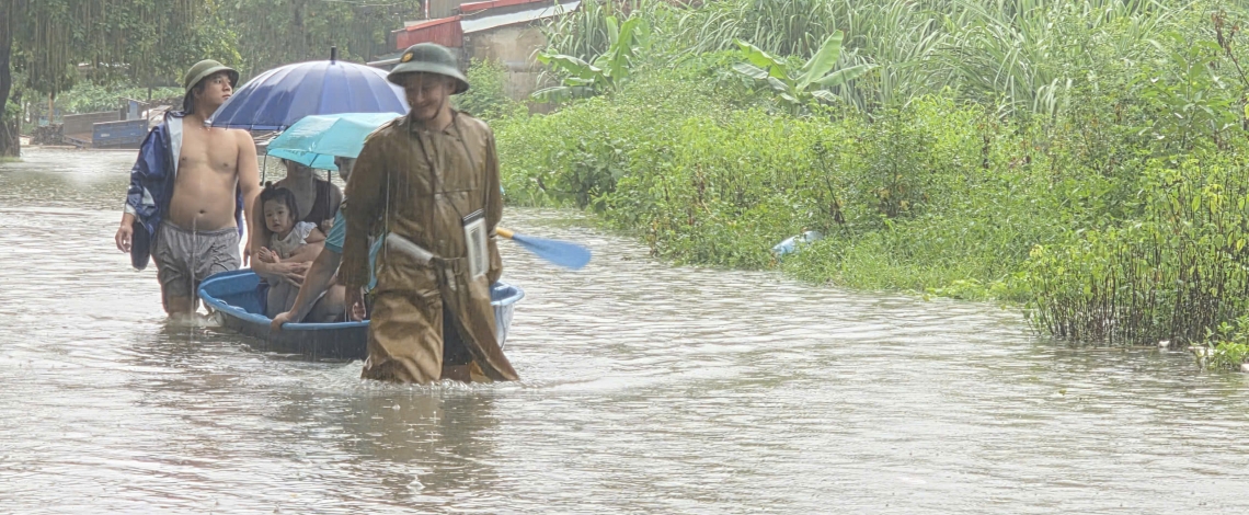 Thanh Hóa ngập diện rộng, người dân chật vật vượt qua biển nước