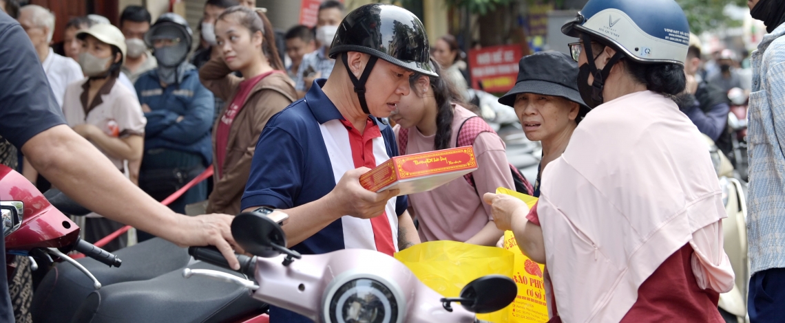 Thị trường bánh Trung thu truyền thống: Khách xếp hàng, đợi hàng tiếng mua bánh