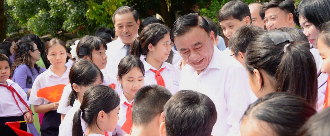 Thường trực Ban Bí thư tặng quà Trung thu cho trẻ em Làng Trẻ em SOS ở Hà Nội