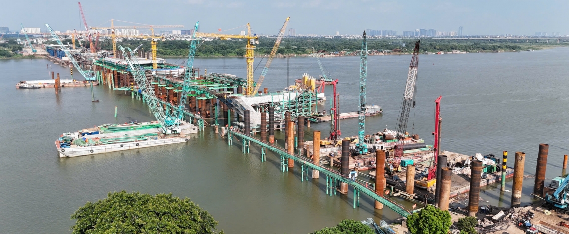 Cầu Trần Hưng Đạo dần thành hình, 120 tấn thép được lao lắp