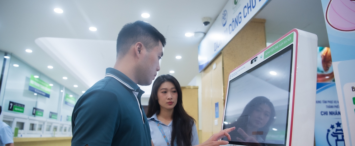 Con vừa chào đời, bố làm thủ tục khai sinh trong 10 phút ngay tại viện