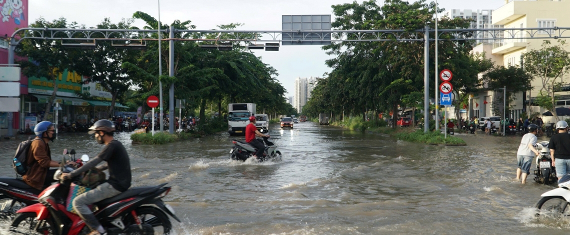 Triều cường dâng cao, nhiều tuyến đường ở TP.HCM ngập sâu