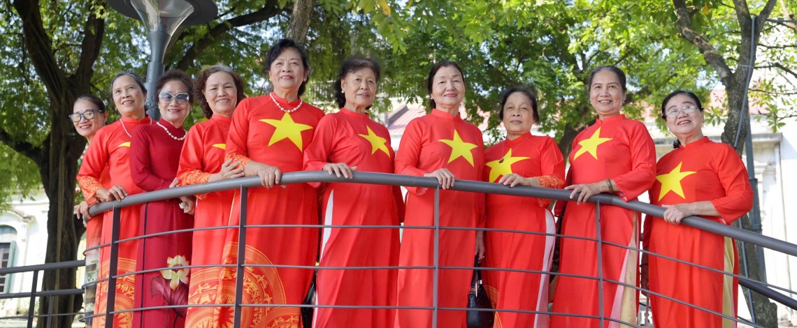Người dân hào hứng chụp ảnh không gian "Dải lụa ký ức" và khung gương bên Hồ Gươm