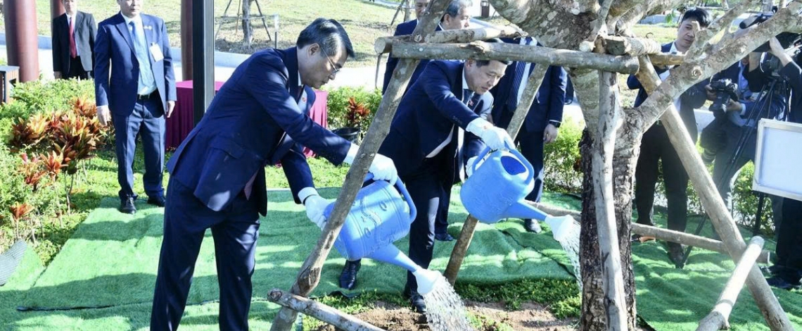 Vietnamese and Lao PMs plant tree at Laos-Vietnam Friendship Park