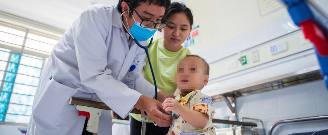 Bên trong khu điều trị cúm, tay chân miệng khi hàng chục trẻ nhập viện mỗi ngày