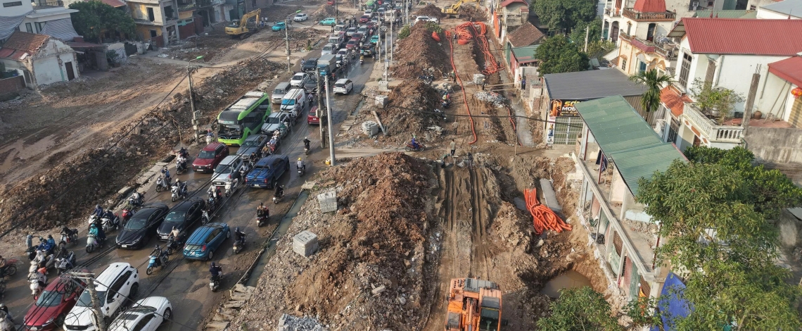 Xe cộ chật vật nhích từng mét trên đại công trường Quốc lộ 6 - Xuân Mai, Hà Nội