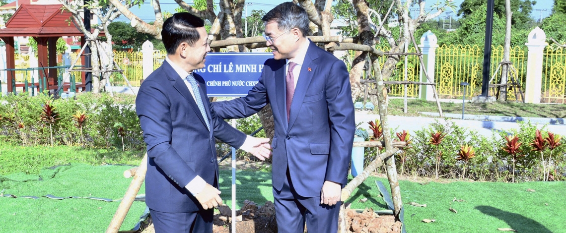 Hai Thủ tướng Việt Nam và Lào trồng cây tại Công viên Hữu nghị Lào - Việt Nam