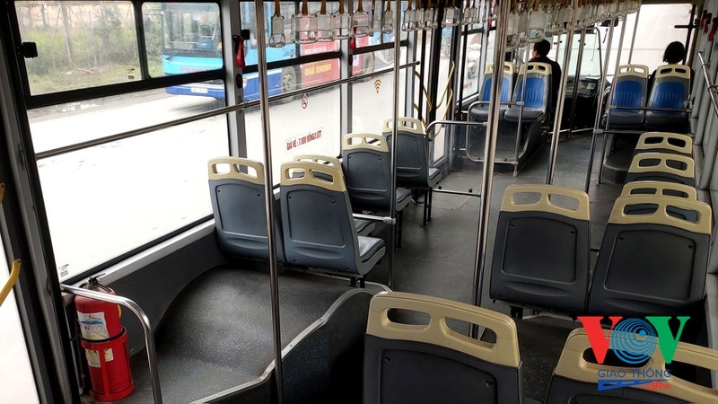 Có mặt trên một chuyến xe buýt theo lộ trình Long Biên - Trung tâm TP, Anh Tuấn (hành khách) cho biết: “Tôi thấy mỗi tuyến chỉ m