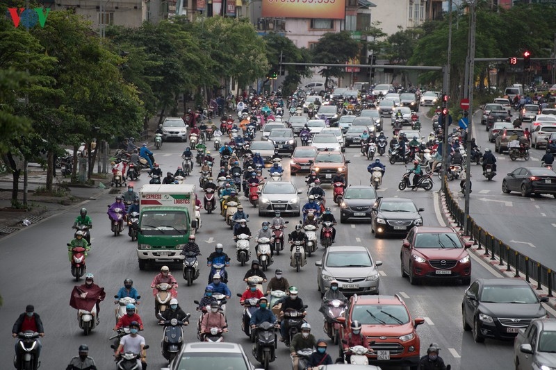 Đường phố Hà Nội đông đúc trong ngày đầu nới lỏng cách ly xã hội