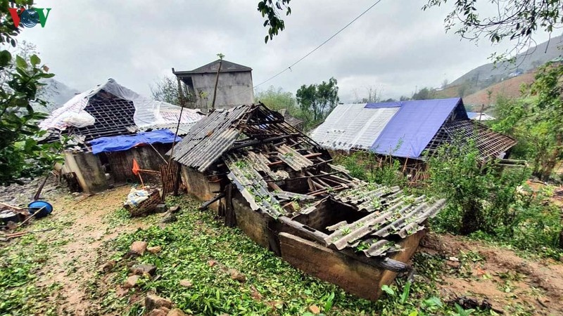 Hứng chịu trận mưa đá, gió lốc, lũ cục bộ thứ 5 liên tiếp kể từ đầu tháng 3 đến nay, hàng nghìn hộ dân tại các xã biên giới huyện Phong Thổ, tỉnh Lai Châu đã mất đi nhà cửa, tài sản và không ít gia đình rơi vào cảnh màn trời chiếu đất.
