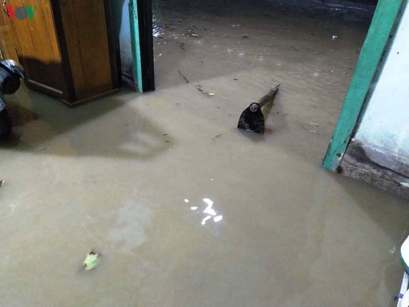 Nước tràn vào nhà một hộ dân.