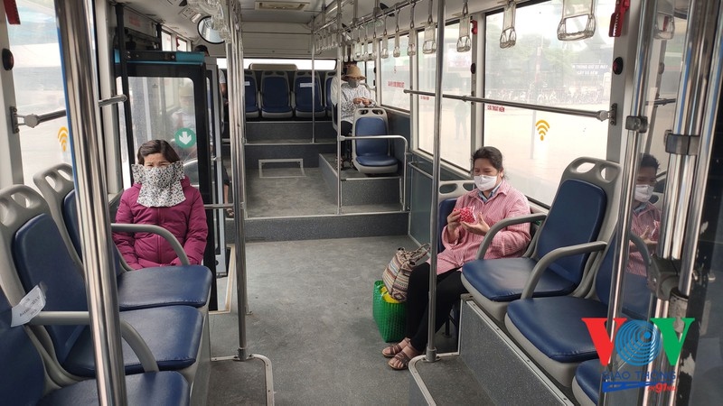 Anh Tài, lái xe buýt số 101 tuyến Bến xe Giáp Bát - Vân Đình cho biết, đa số hành khách đều ý thức được trong việc phòng chống d