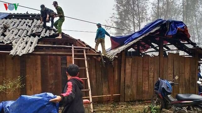 Đến nay, đa phần người dân đã được hỗ trợ bạt để làm mái nhà tạm. Các lực lượng tại địa phương hỗ trợ tấm tôn và giúp bà con dựn