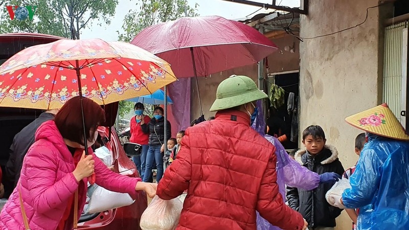 Dù thời tiết trên địa bàn vẫn còn mưa, các đoàn từ thiện đã vượt qua hàng trăm km để mang hàng hóa hỗ trợ đến với đồng bào.