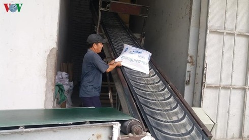 Many rice businesses will meet difficulties if their export contracts are put on hold.jpg