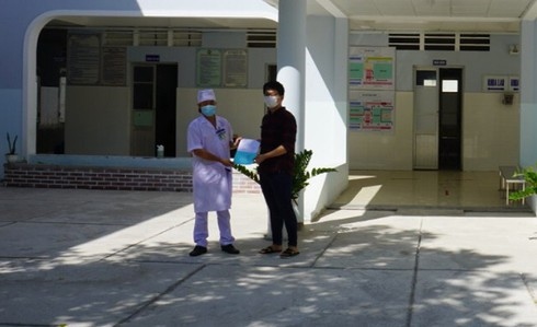 One of the two patients receives a certificate to leave the hospital .jpg