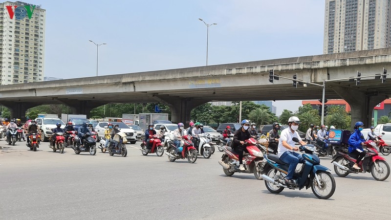 Cách ly xã hội: Cửa ngõ Thủ đô vẫn đông người tham gia giao thông ngày cuối tuần