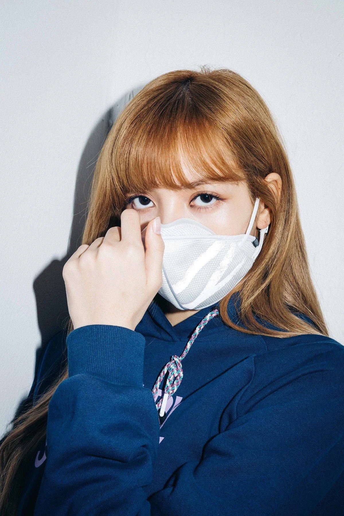 Đeo khẩu trang kín mít, Lisa (Black Pink) vẫn xinh đẹp rạng ngời ...