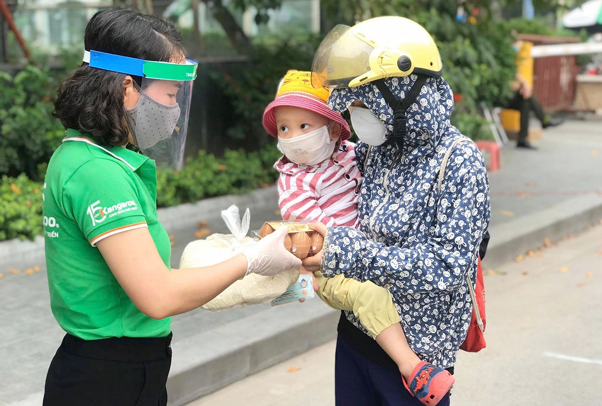 “Đi từng ngõ, gõ từng nhà” hiểu khó khăn và hỗ trợ kịp thời người dân