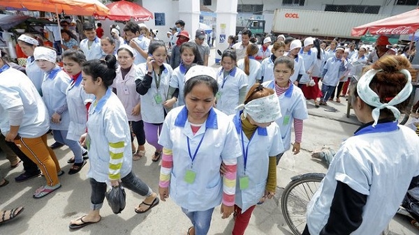 Các công nhân may Campuchia tan ca