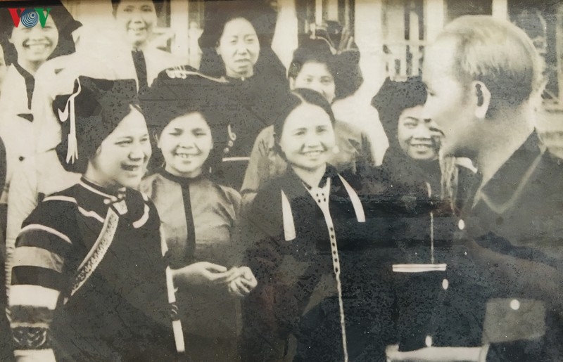 Bà Chu Chà Me (dưới cùng bên trái) trong lần gặp Bác Hồ (1959).
