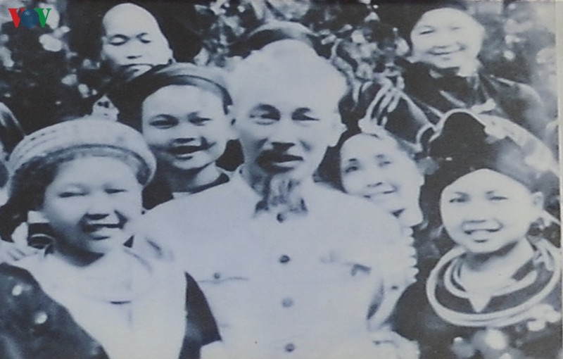 Bà Mùa Thị Dí (dưới cùng bên phải) trong lần thứ 2 gặp Bác Hồ vào năm 1958.
