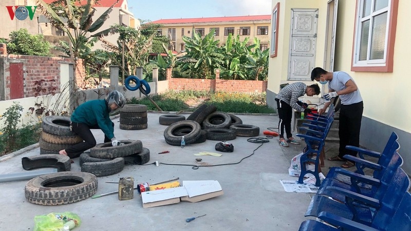 Mô hình sân chơi làm từ vật liệu tái chế ngay tại khuôn viên của Nhà văn hóa khu 5, phường Hà An, thị xã Quảng Yên, tỉnh Quảng Ninh thu hút đông các em học sinh.
