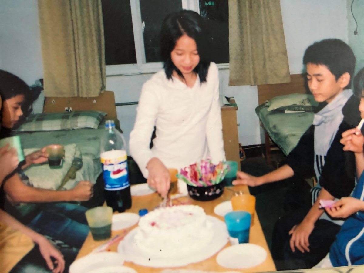 Dương Thúy Vi cắt bánh sinh nhật 13 tuổi cùng bạn bè ở đội tuyển bên Trung Quốc. 