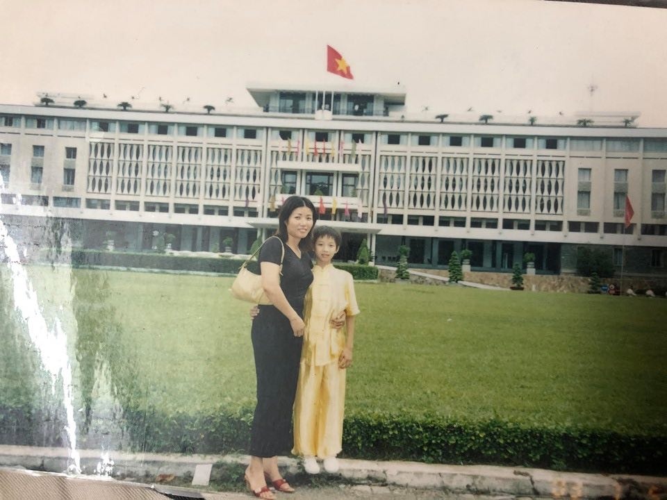 Thúy Vi cùng mẹ trước Dinh Độc Lập - sau khi giành 2 HCV và 1 HCB ở giải trẻ Wushu tổ chức ở TPHCM năm 2003, bước đi đầu tiên trong hành trình trở thành nữ hoàng Wushu Việt Nam. 