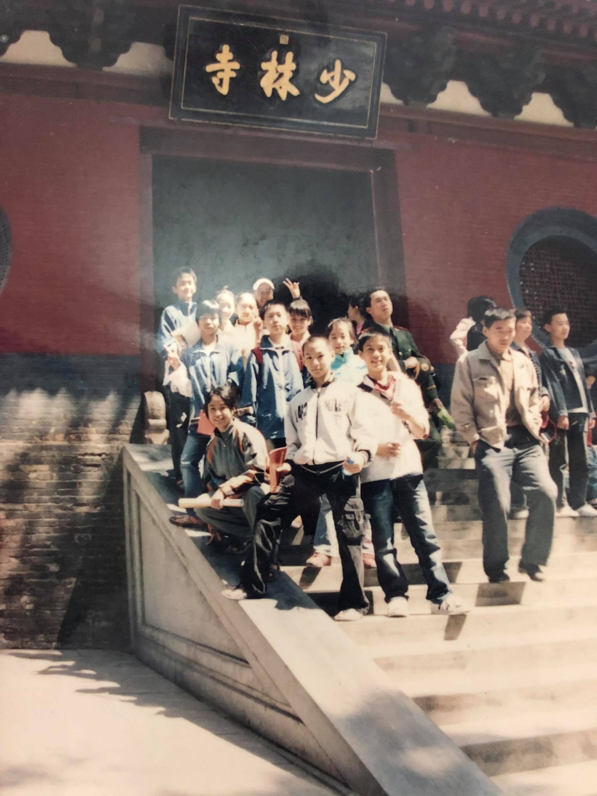 Vi Vi cùng bạn bè thăm Chùa Thiếu Lâm ở Trung Quốc khi đi tập huấn ở Trung Quốc năm 2006.