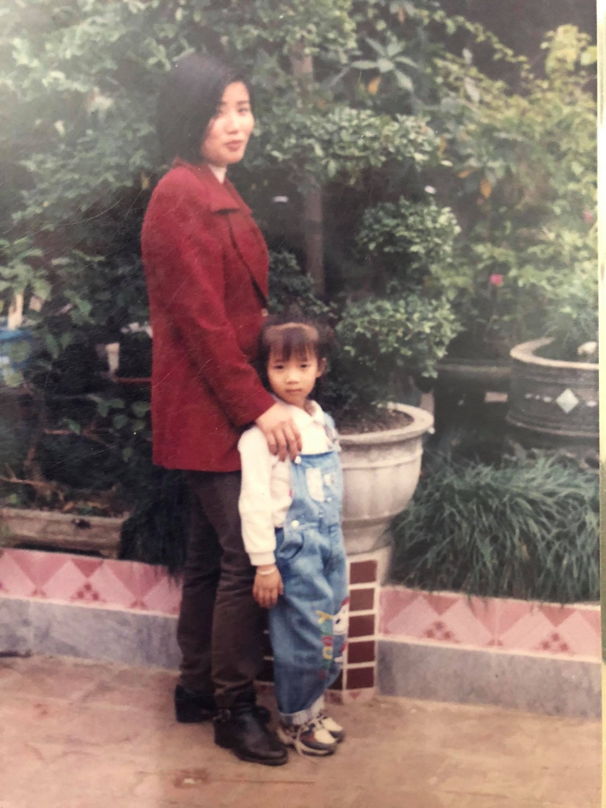 Dương Thúy Vi chụp ảnh cùng mẹ năm 7 tuổi - độ tuổi bắt đầu bén duyên cùng Wushu. 