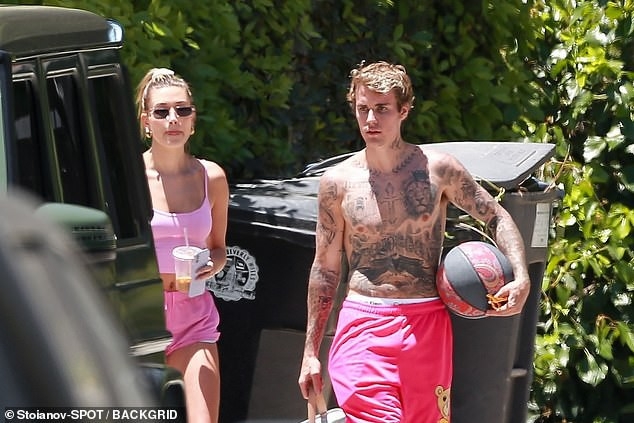 Justin Bieber cởi áo khoe body, cùng bà xã chơi bóng rổ ở Mỹ